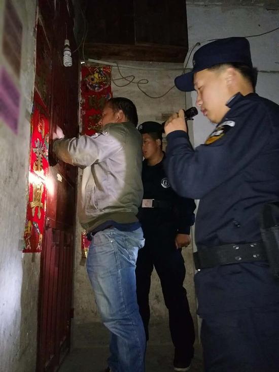 衡阳粗心妈妈误将幼女锁家中 民警全城寻开锁师傅开门